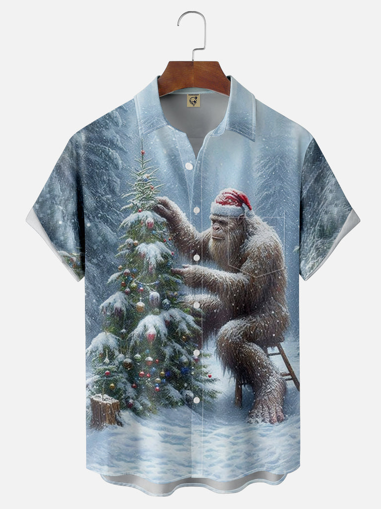 Men's Big Foot Decorates a Christmas Tree Short Sleeve Shirt, mens short sleeve shirts¡ê?big and tall mens shirts¡ê?short sleeve shirts for men¡ê?mens 4xl shirts¡ê?casual short sleeve shirts